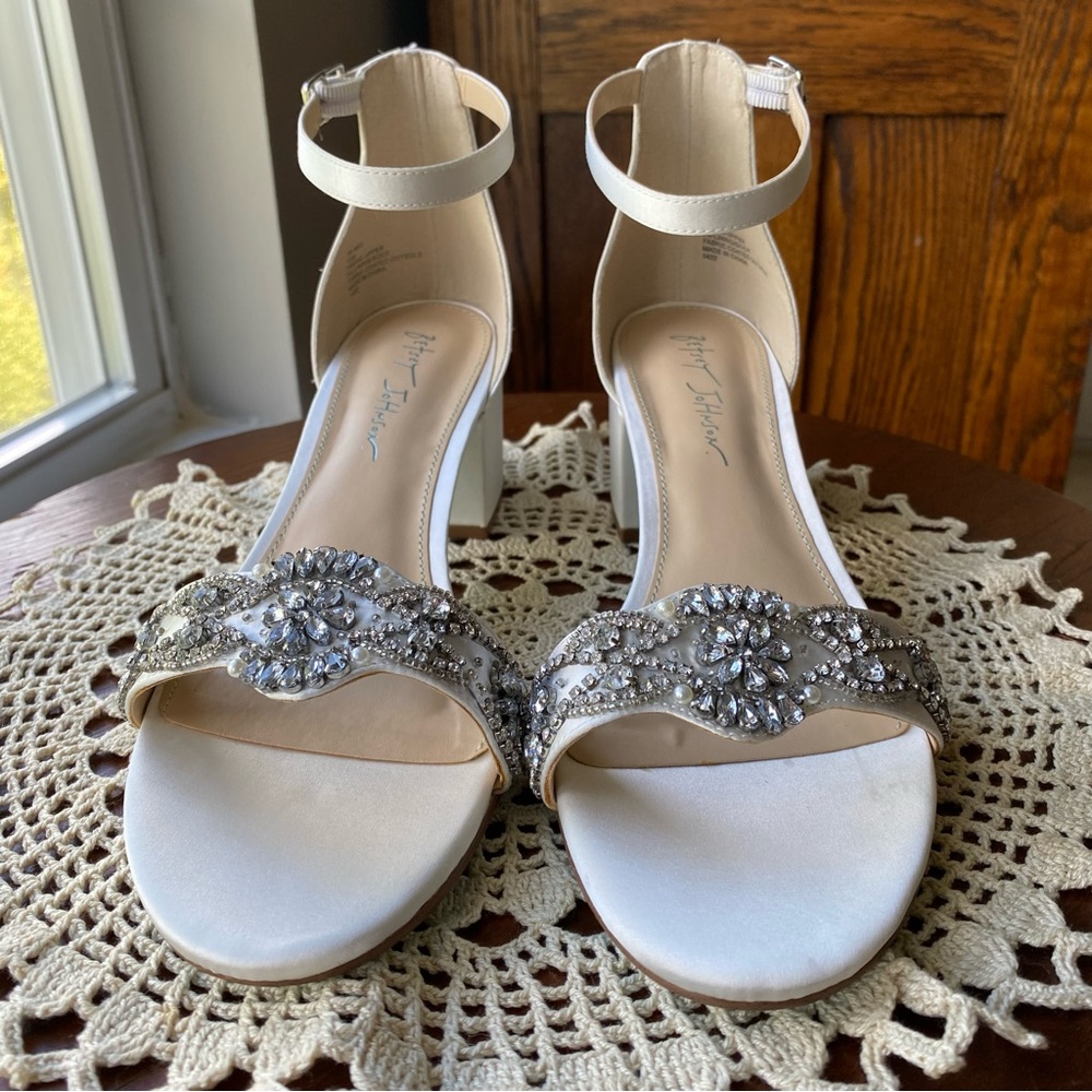 NEW Betsy Johnson Elegant White and Silver Women's Heels Size 10 NWT